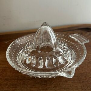 Clear Glass Citrus Juicer Reamer Ribbed Handle Spout Lemon Orange Squeezer